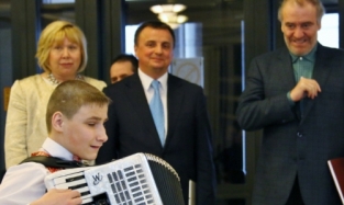Гергиев пообещал воспитанникам фонда Синюгиной подирижировать оркестром Мариинского театра